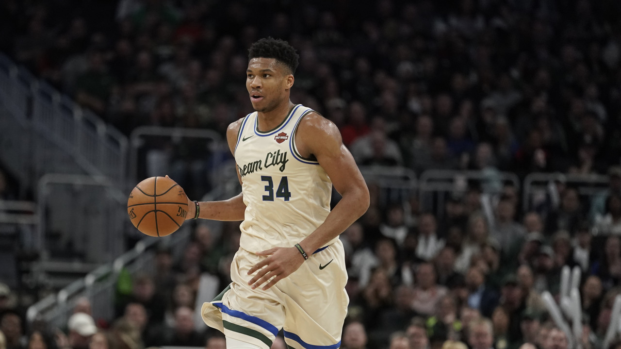 中超窗口期走向成谜；密尔沃基雄鹿造点机会；话题不断；轮换策略成焦点的简单介绍